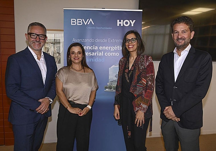 De izquierda a derecha: Jon Macías, responsable de Comercio y Marketing de Edison Next Spain; Celia Herrera, coordinadora de Proyectos Editoriales de HOY; Inmaculada López, gerente de Aluminios del Maestre SA, e Iván García Cáceres, director de Soluciones Banca de Empresas y Corporaciones Regional Sur de BBVA.