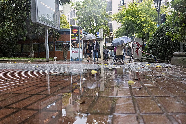 La lucha con los paraguas ha sido constante durante toda la mañana del miércoles en Cáceres.