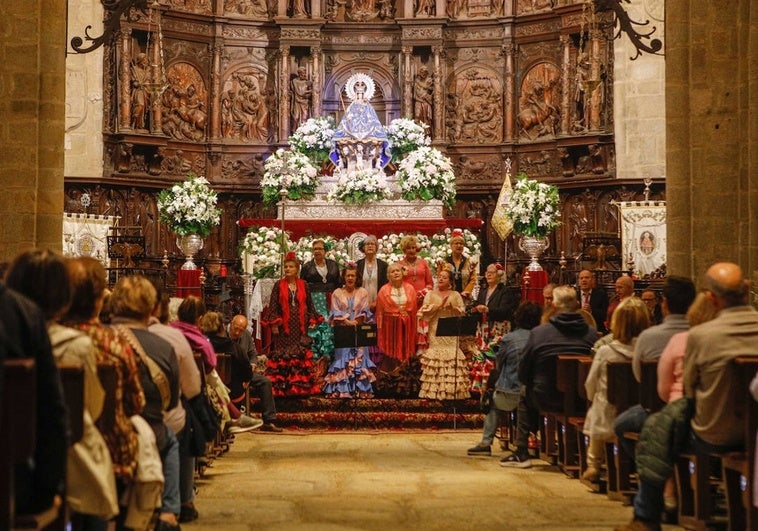 Un momento de la actuación del coro rociero Nuestra Señora de la Montaña de Cáceres.