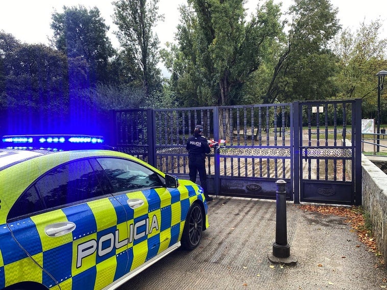 La Policía Local sella el acceso al Parque de la Isla en Plasencia.