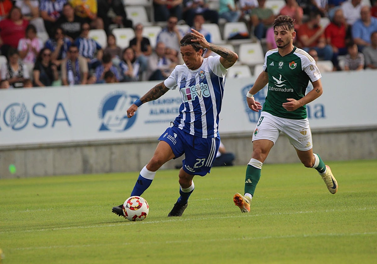 Christian Martínez en una pugna durante el partido del Cacereño ante el Talavera.