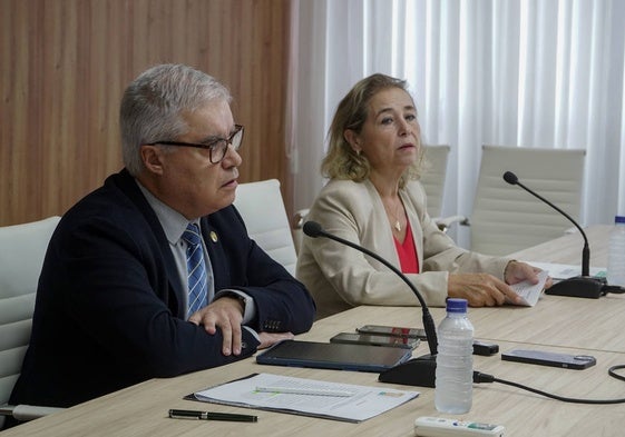 El rector de La UEx, Pedro Fernández, y la consejera de Educación, Mercedes Vaquera, ayer en el Rectorado.