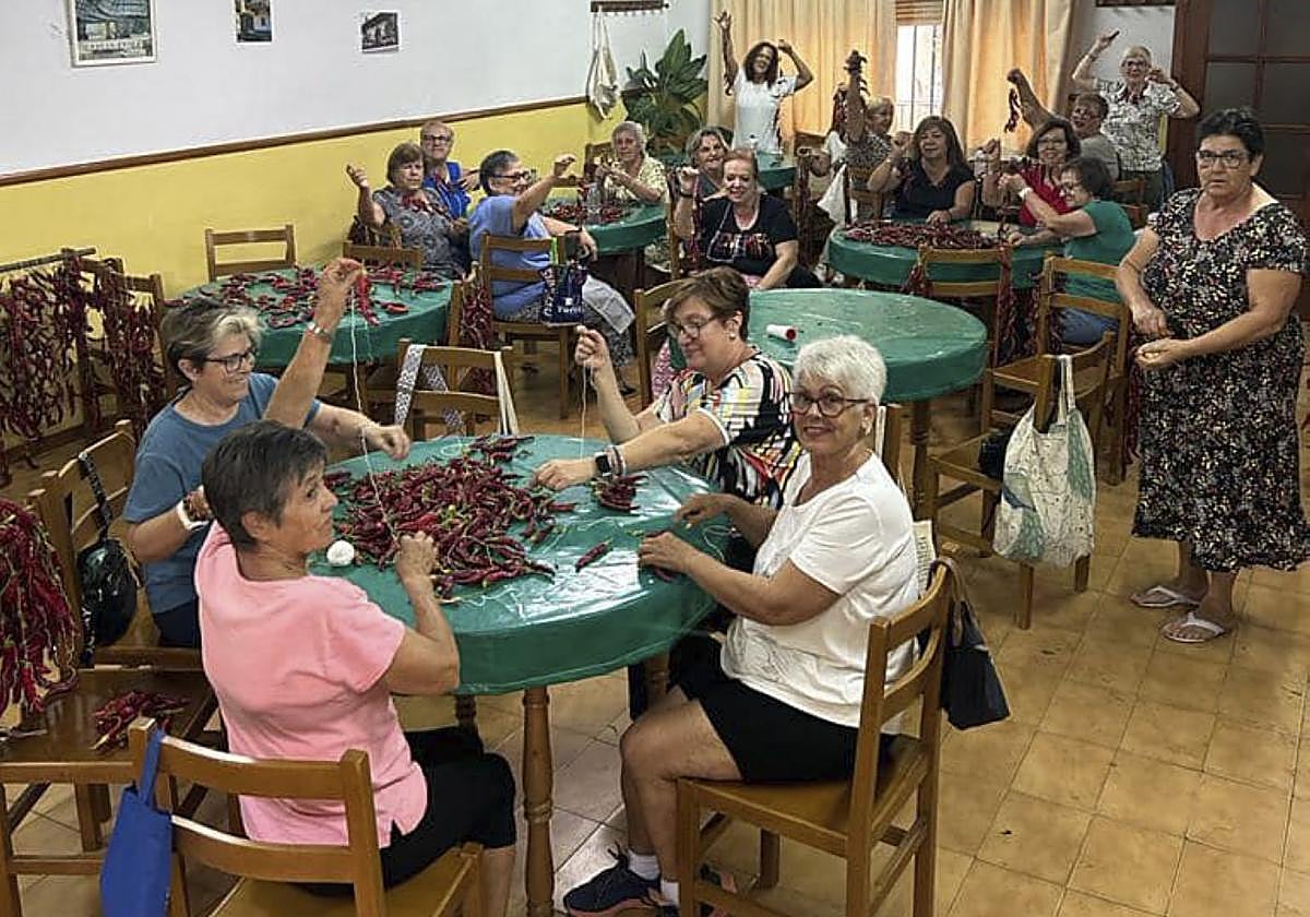 Taller de elaboración de ristras de pimientos.