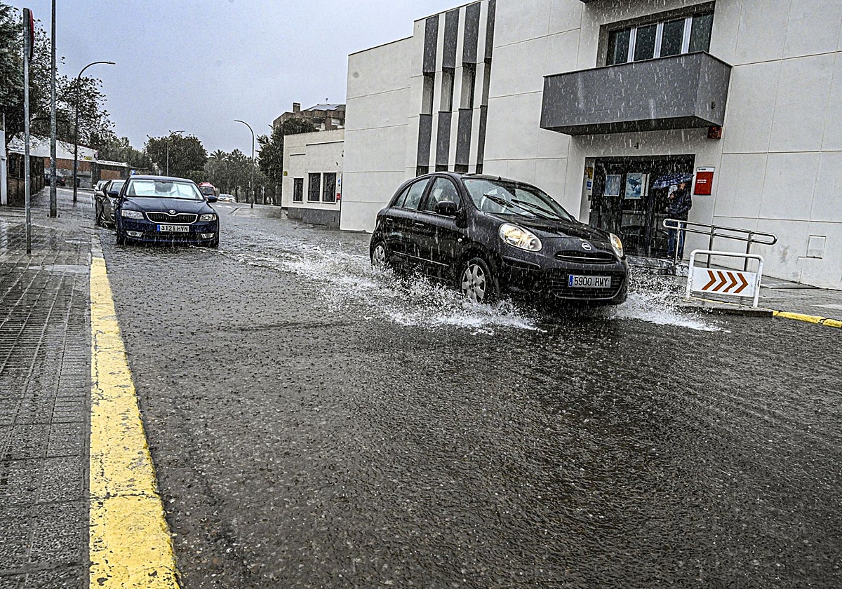 Cale con charcos este viernes en Badajoz, tras un fuerte chubasco.
