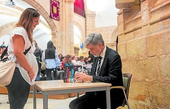 El pediatra Carlos González ofreció una charla sobre alimentación infantil dentro de la semana de la lactancia que organiza el grupo Amaryi.