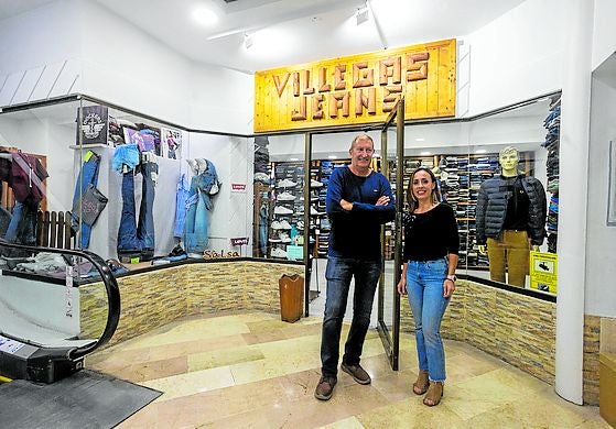 El nuevo local de Villegas Jeans está situado en la planta baja del centro comercial Cánovas.