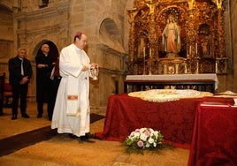 Momento en el que el obispo de la Diócesis, Jesús Pulido, bendice el manto que lucirá la Virgen de la Montaña este sábado en la misa pontifical.