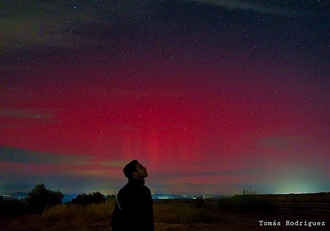 Tomás Rodríguez pudo fotografiarse con el espectáculo nocturno.