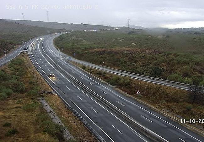 Imagen de la A-5. Al fondo se ve la cola de vehículos que ha provocado la salida de vía en el kilómetro 226.