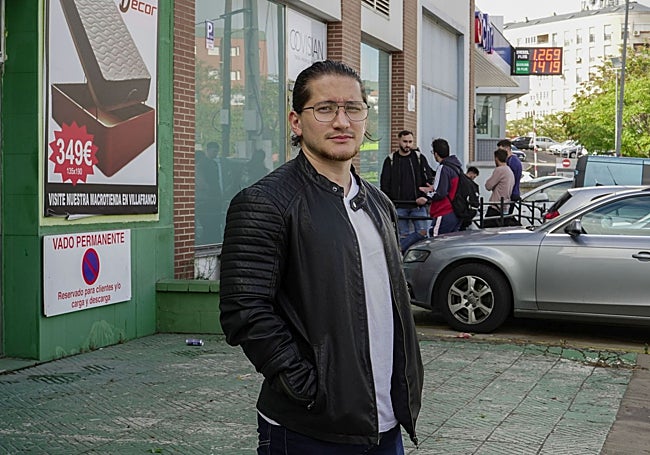Rincón, fotografiado esta semana a las puertas de su trabajo en Badajoz.