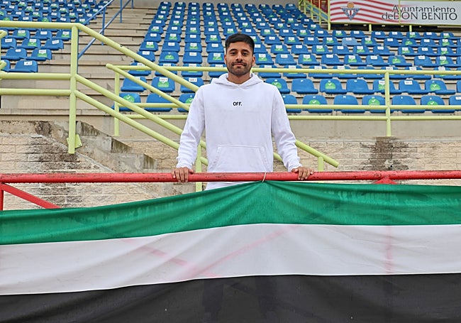 El futbolista mexicano, en el estadio de fúbol de Don Benito.