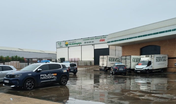 Patrullas de la Policía Nacional dentro de las instalaciones.