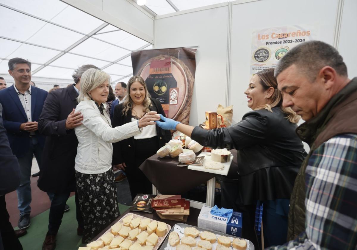 La consejera Victoria Bazaga ayer en uno de los puestos de la feria.