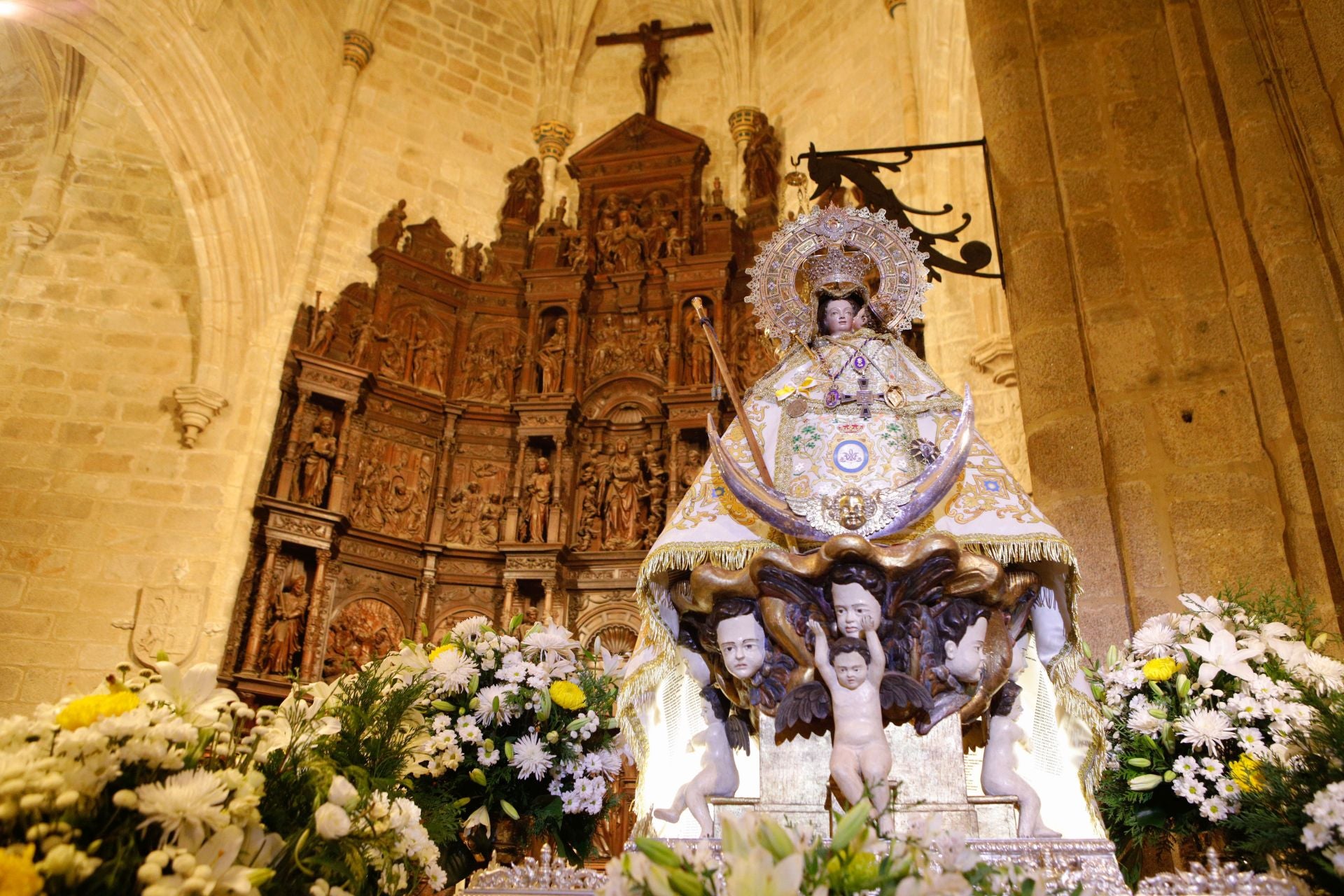 La misa pontifical por el Centenario de la patrona de Cáceres, en imágenes