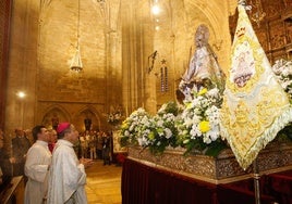 En primer plano, el nuncio del Papa mira atentamente la imagen de la Virgen de la Montaña, que ha estrenado manto para la misa pontifical de este sábado.