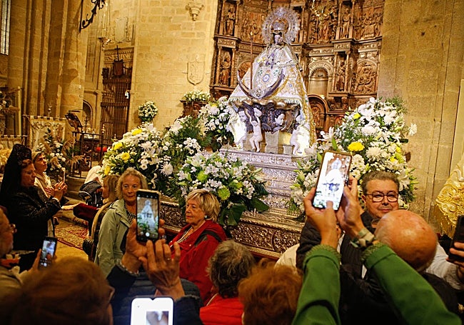Muchos quisieron llevarse una imagen de recuerdo junto a la patrona.