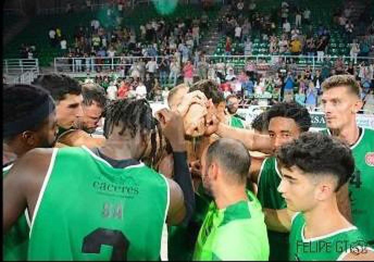 Los jugadores del Cáceres Patrimonio realizan el saludo inicial antes del encuentro ante el Caja 87.