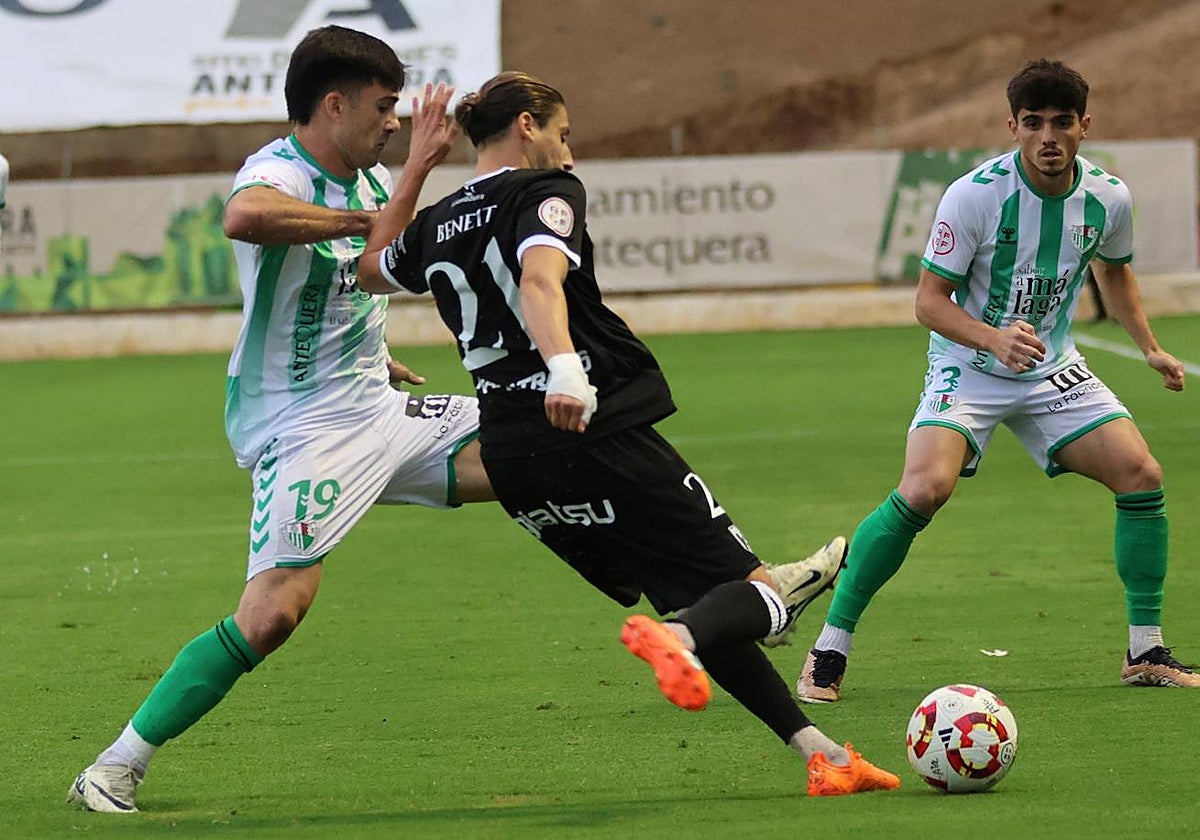 Beneit recibe la presión de dos jugadores del Antequera.