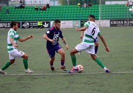 Bermu hace un caño a Llanos ante la presencia de Chele en la jugada del gol del Badajoz al Moralo.