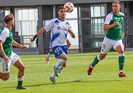 Joserra e Íker San Vicente persiguen a Fran Sabina, autor del tercer gol del Tenerife B.