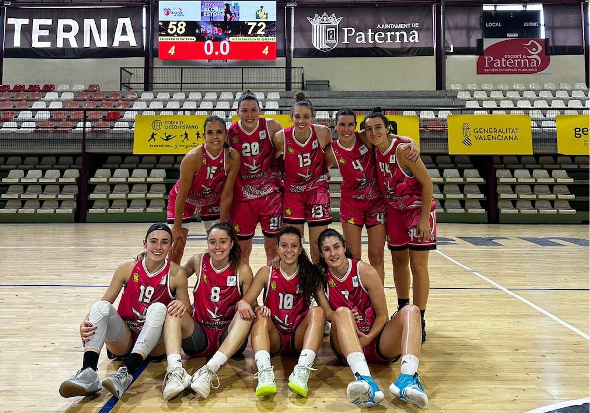 Las jugadoras del Al-Qázeres celebran su victoria en Paterna.