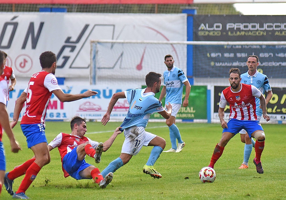 Samu Manchón es agarrado por un jugador del Navalcarnero, que trata de cortar su avance.