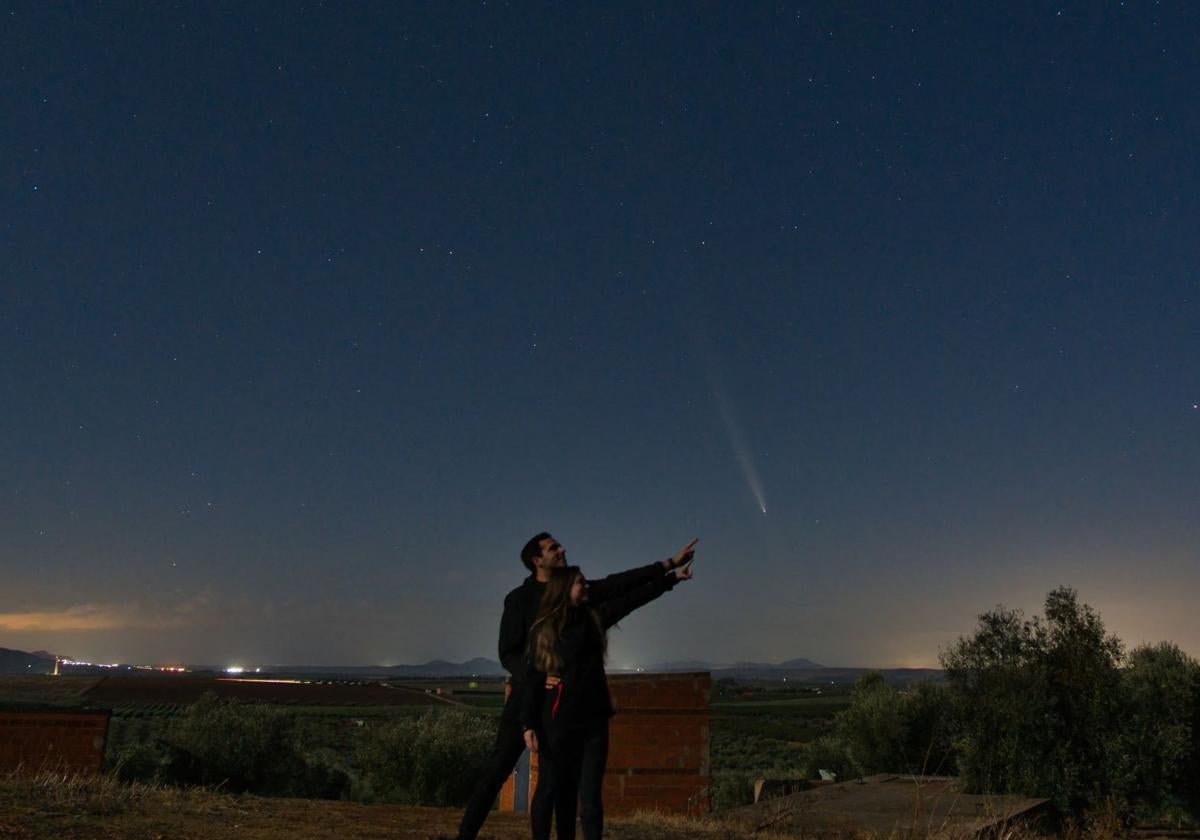 El cometada captado desde el norte de Guareña, a unos cuatro kilómetros del casco urbano.