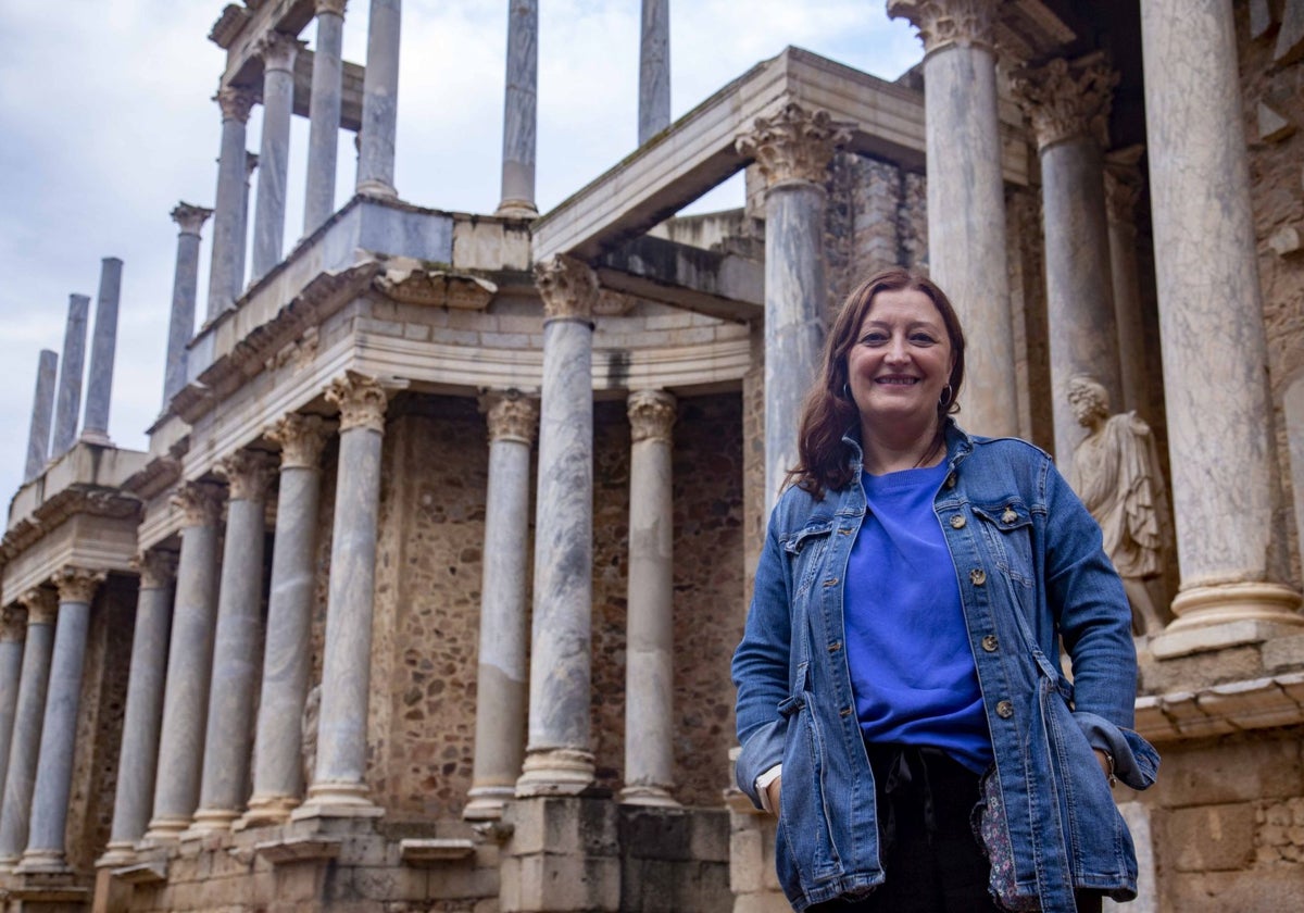 Raquel Nodar, delante del frente escénico del Teatro Romano.