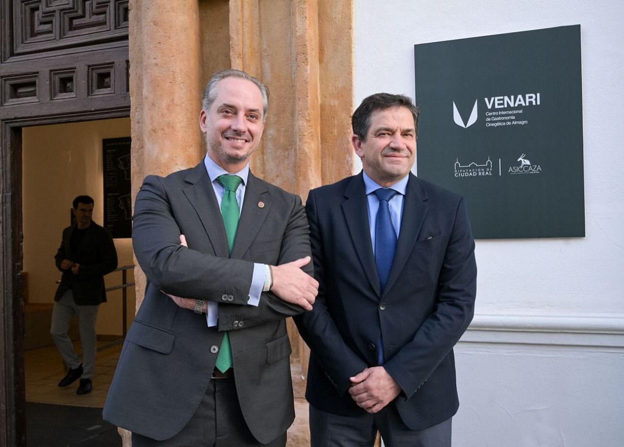 José María Gallardo, presidente de Fedexcaza que también dirigirá el nuevo centro, junto al presidente de la Diputación de Ciudad Real, Miguel Ángel Valverde.
