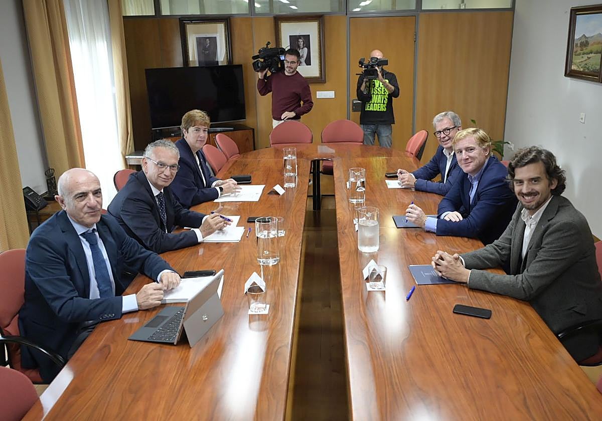 Representantes de la Junta, la Confederación y el Ayuntamiento en la reunión.