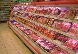 Imagen de archivo de embutidos a la venta en un supermercado