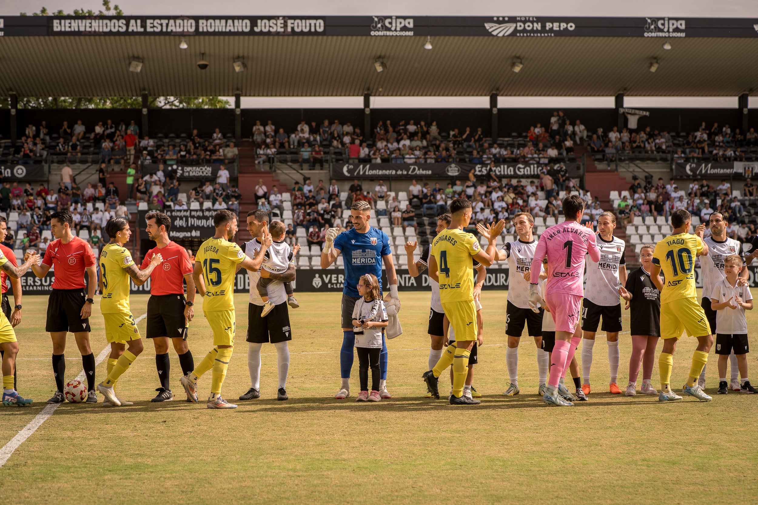 Los jugadores del Mérida saludan a los del Villarreal antes del partido.