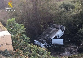 Coche volcado en Zarza de Granadilla.