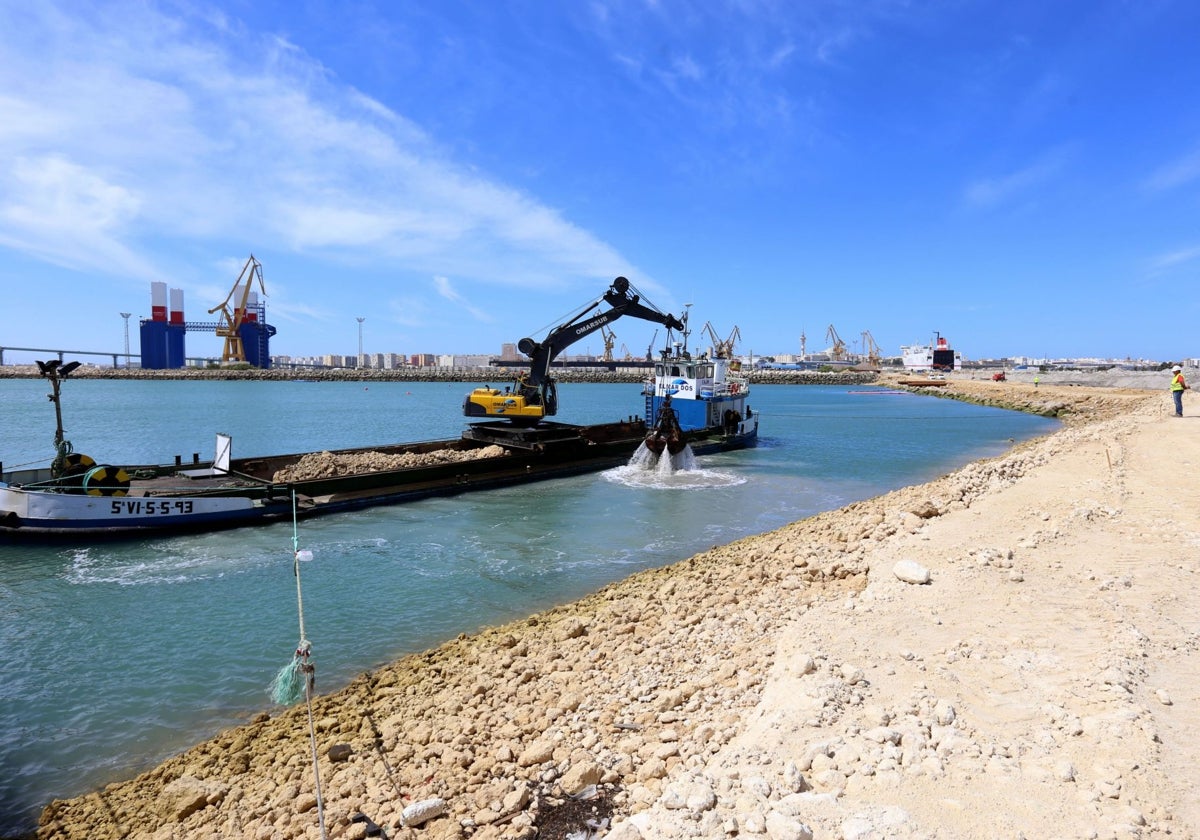 Plataforma de dragado en Cádiz.