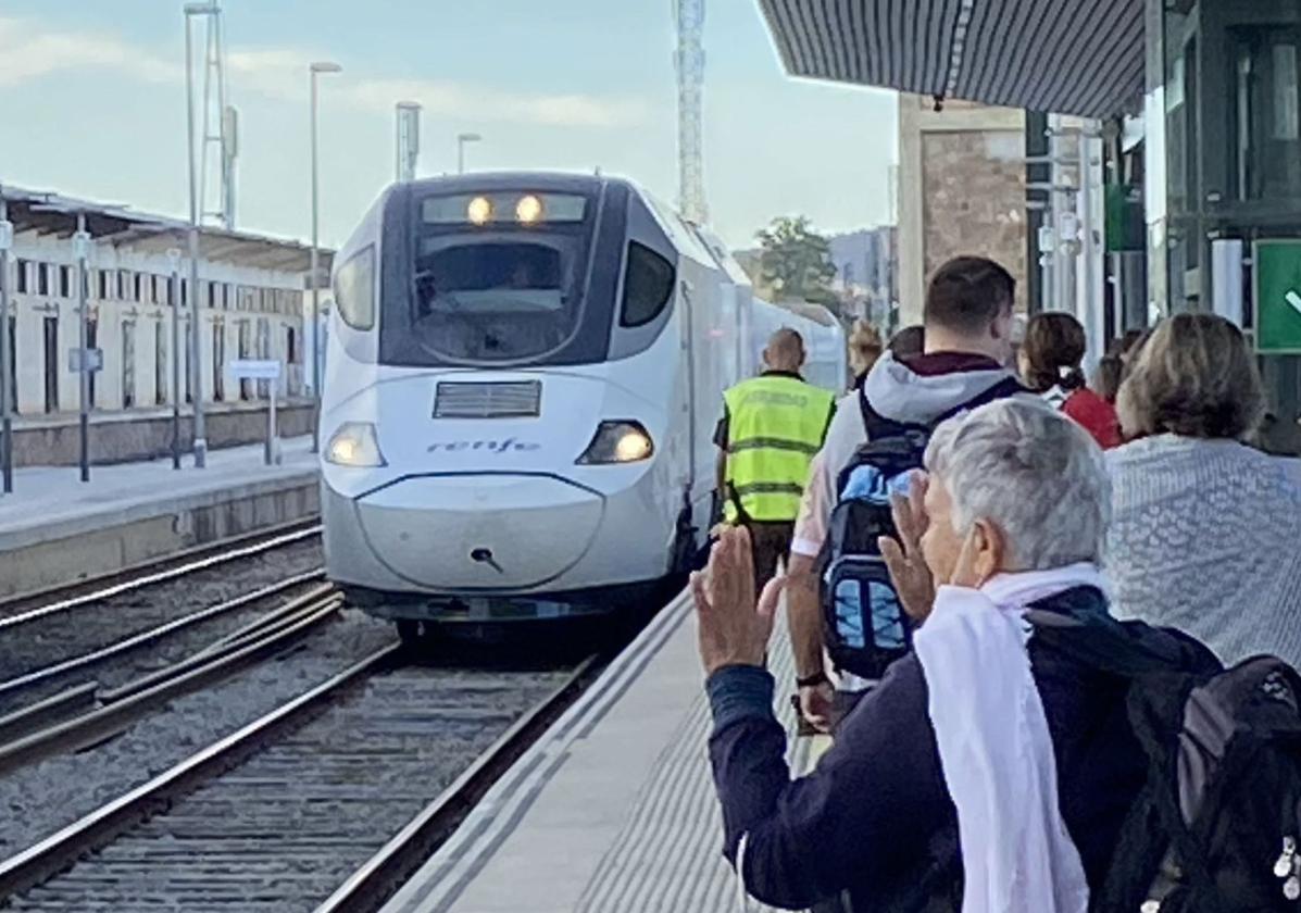 Imagen del Alvia en la estación de tren de Cáceres.