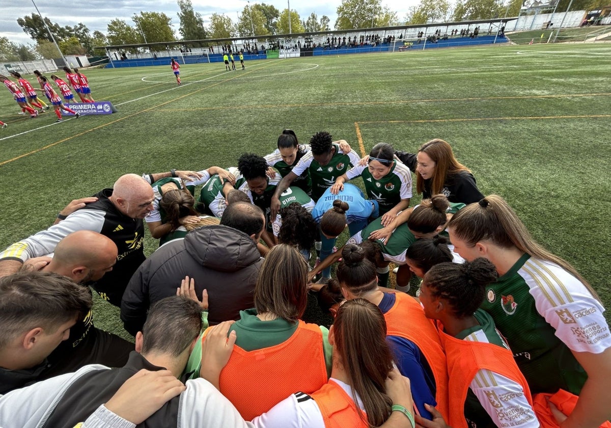 Piña de las jugadoras del Cacereño Femenino antes de un encuentro.