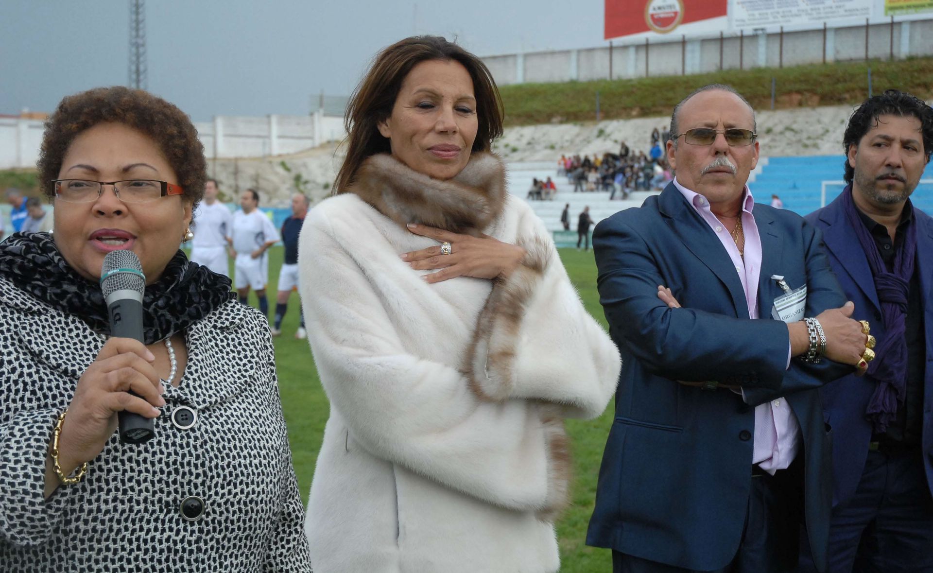 Toñi salazar ofreció el saque de honor en un partido benéfico celebrado en el antiguo estadio José Pache para recaudar fondos para Haití. La entonces embajadora del país en España, Yolette Azor Charles, también en la imagen. 