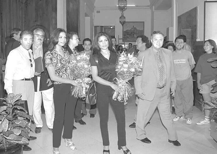 Las hermanas Salazar durante una recepción en el Ayuntamiento de Badajoz en 1996, con el entonces alcalde Miguel Celdrán.