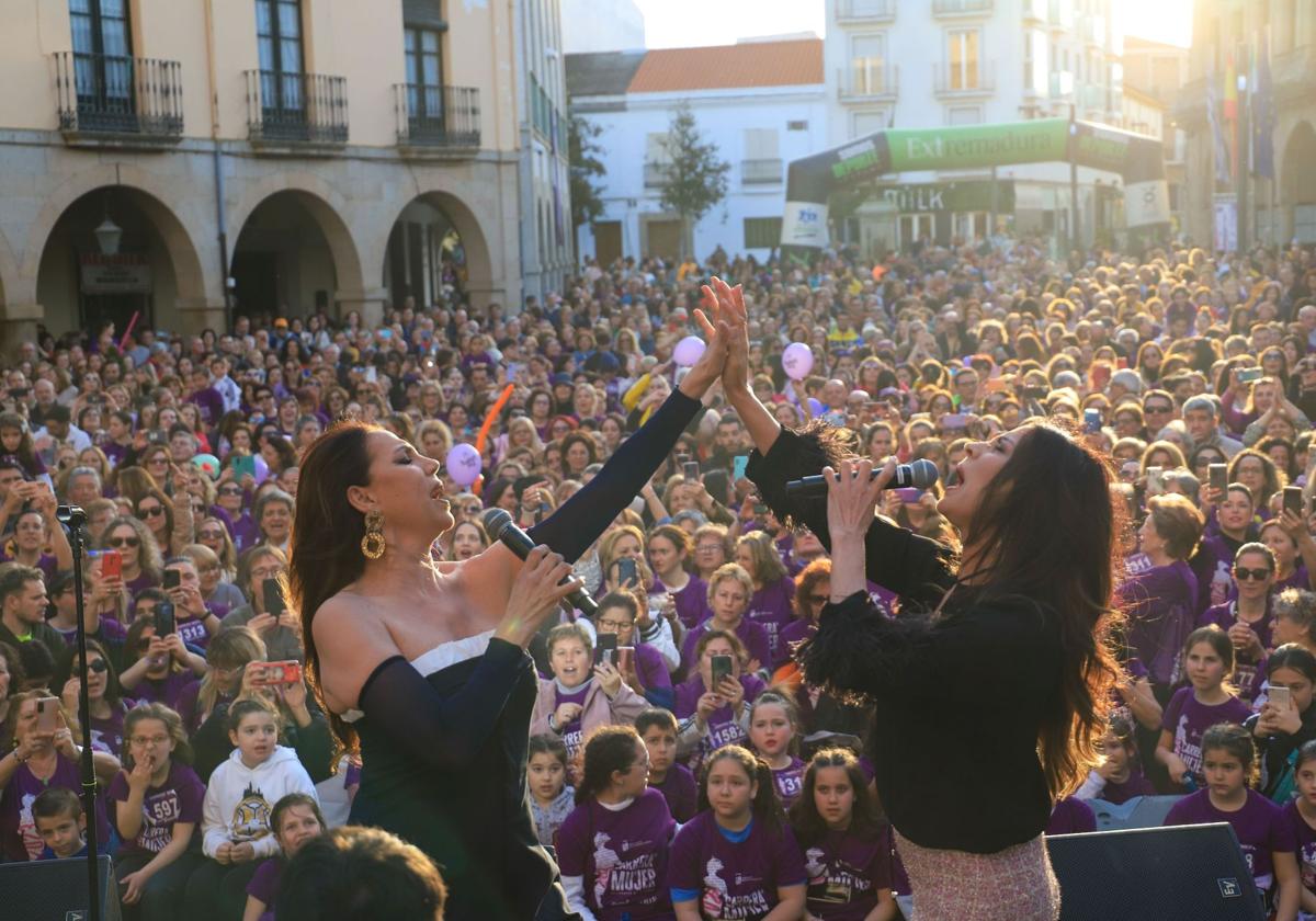 Toñi y Encarna Salazar en un concierto que ofrecieron el año pasado en Villanueva de la Serena.