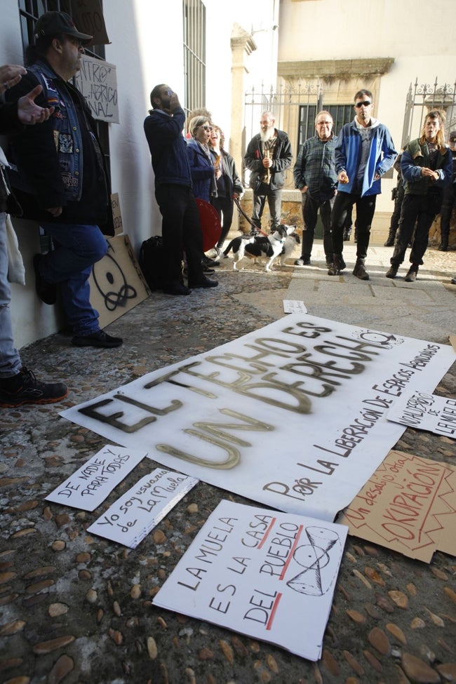 Protesta de los integrantes del centro social La Muela ante el Ayuntamiento.