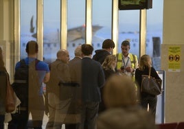 Pasajeros del avión Badajoz-Madrid, este jueves desde el aeropuerto extremeño.