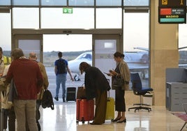 ros del vuelo Badajoz-Madrid en la tarde de este jueves en el aeropuerto extremeño.