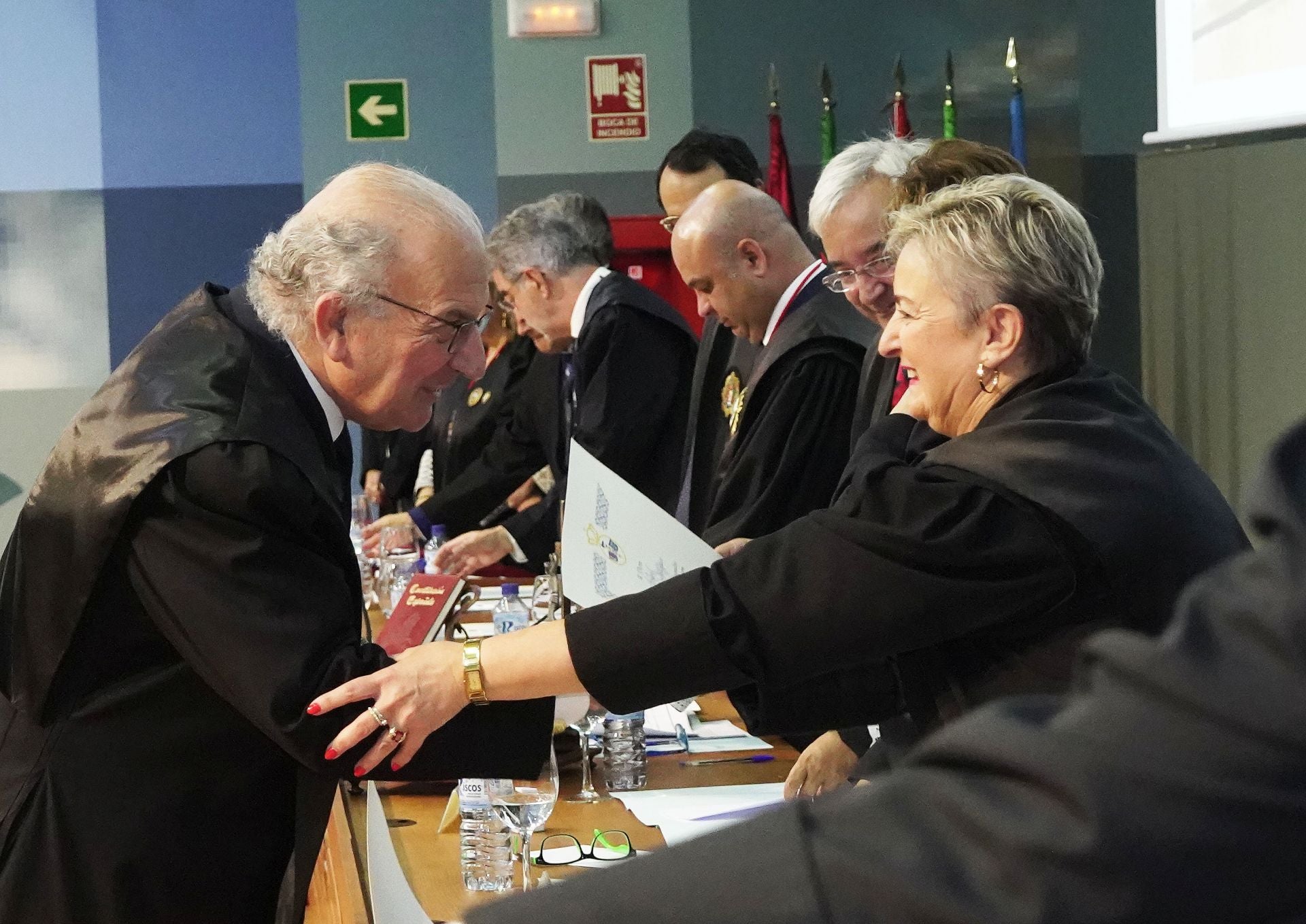 Fotos | Entrega de medallas a abogados veteranos en Badajoz