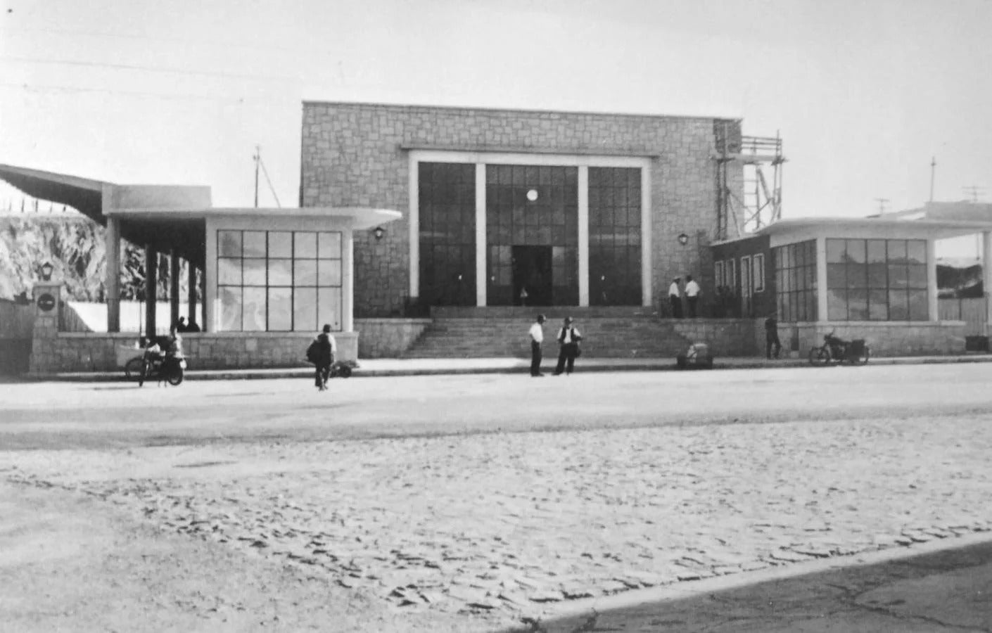 La última gran obra de Ángel Pérez fue la Estación de Autobuses de la calle Gil Cordero, en 1963. La Estación de Autobuses se tiró en 1990 para hacer el Edificio Europa. 