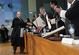 Los letrados que han cumplido más de 40 años en la profesión recibieron un diploma.