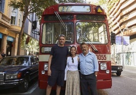 El director Marcel Barrena junto a Joana, la nieta de Manuel Vital, y el actor Eduard Fernández, que encarna este papel.