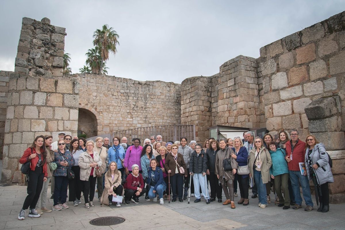 Los mayores de Mérida visitan monumentos de la ciudad