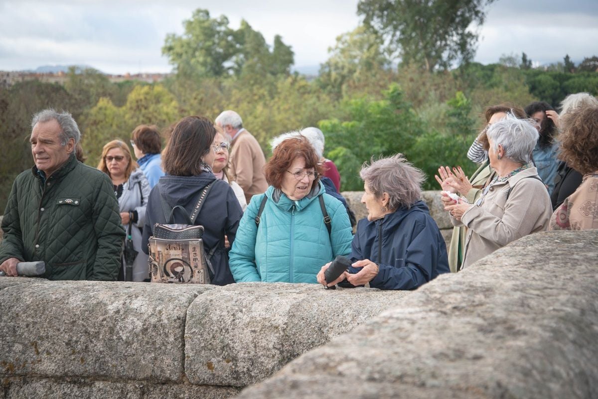 Los mayores de Mérida visitan monumentos de la ciudad