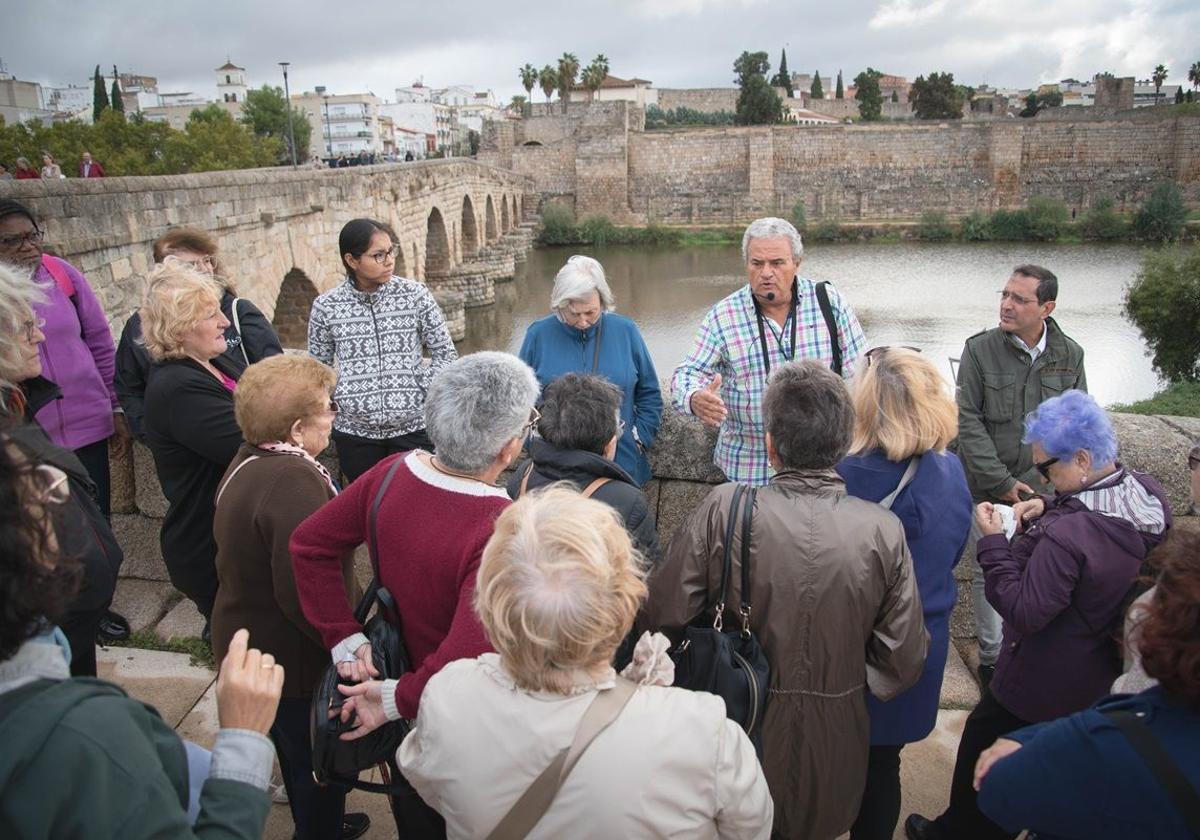 Los mayores de Mérida visitan monumentos de la ciudad