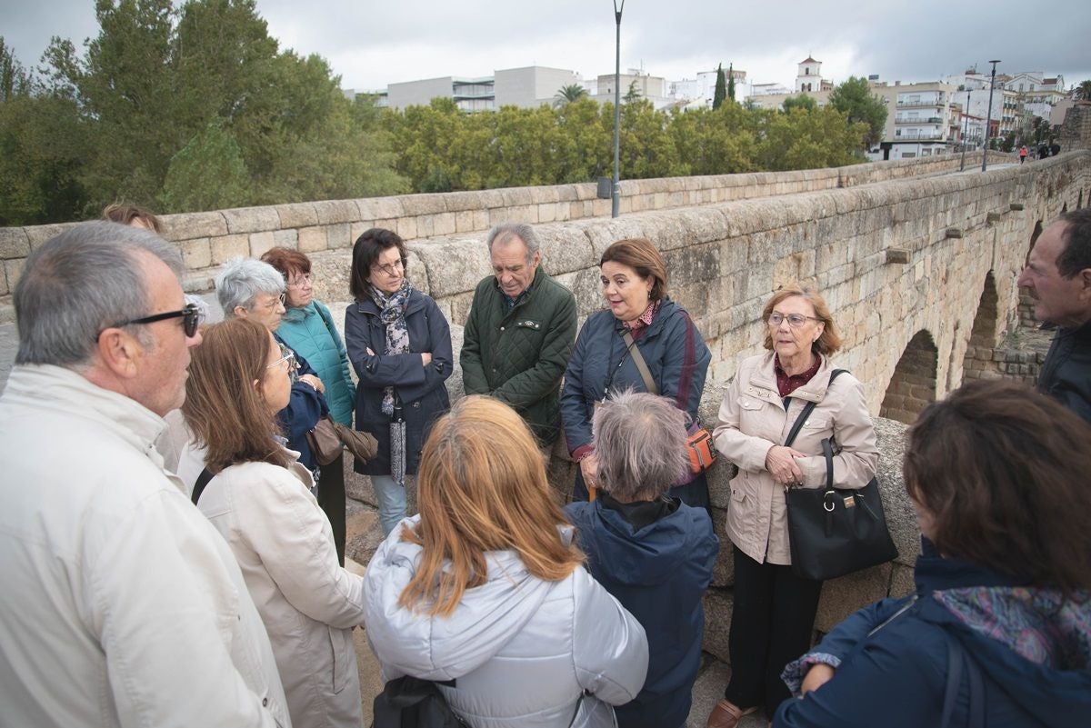 Los mayores de Mérida visitan monumentos de la ciudad